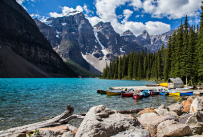 Moraine Lake’s turquoise waters and mountain peaks in Banff National Park, a natural landmark often explored before or after a Canada Cruise